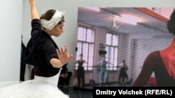 Оксана Сергеева танцует в павильоне Австрии на Венецианской биеннале