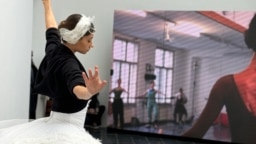 Оксана Сергеева танцует в павильоне Австрии на Венецианской биеннале