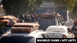 Palestinci sa svojim stvarima beže iz severnog grada Gaze nakon upozorenja izraelske vojske da napuste svoje domove pre očekivane kopnene ofanzive, grad Gaza 13. oktobra 2023. godine.