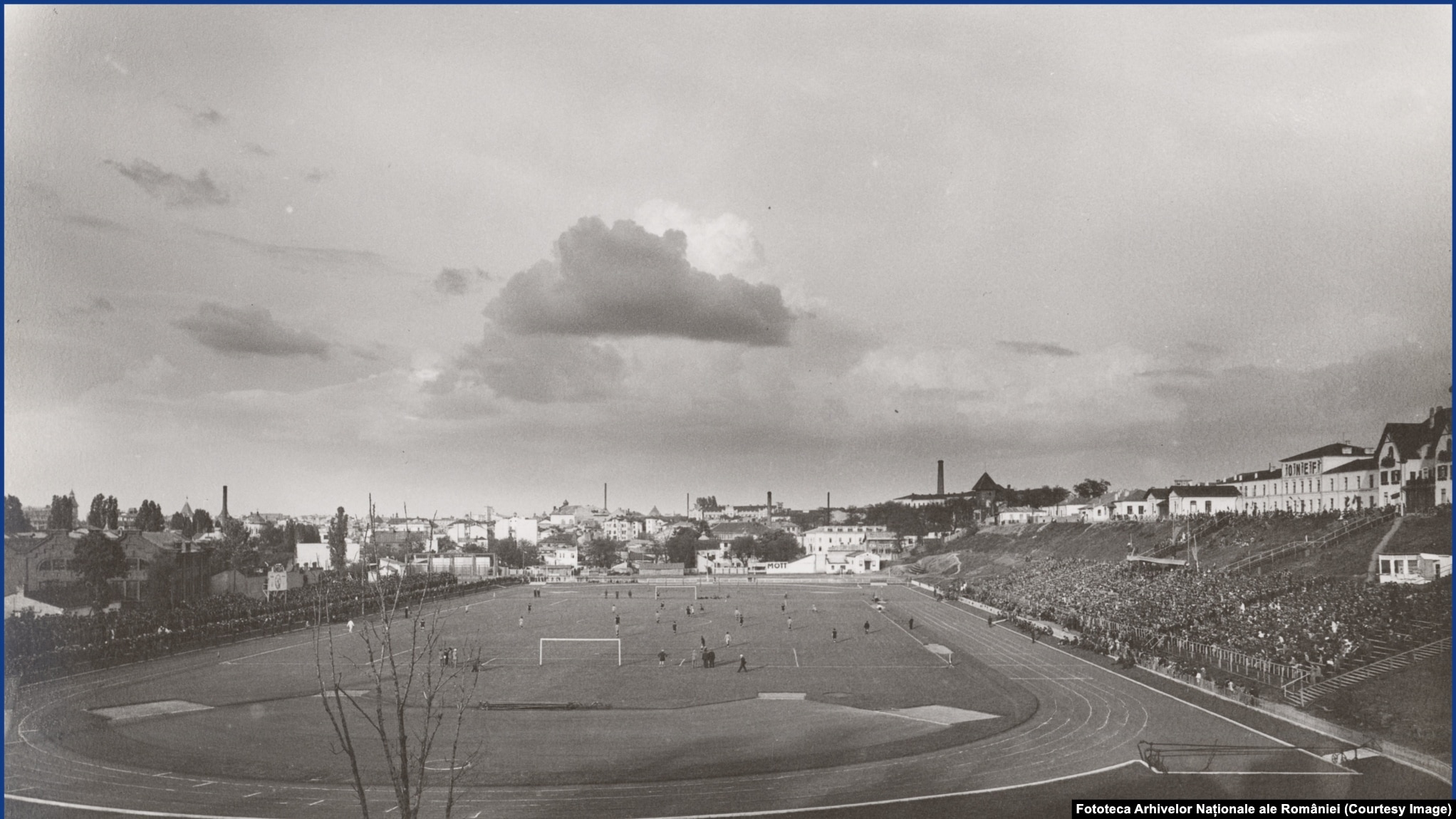 1930 Meci de fotbal pe stadionul Oficiului Național de Educație Fizică (ONEF), inaugurat, în prezența regelui Carol al II-lea. Ridicată cu patru ani înainte, arena putea găzdui până la 30.000 de spectatori