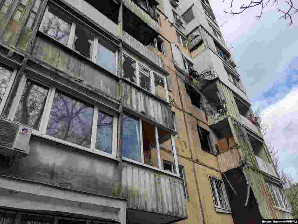 В одном из домов из-за попадания российских боеприпасов женщина получила травмы в собственной квартире