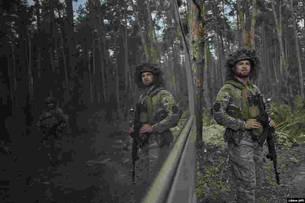Un militar ucrainean stă de gardă lângă unitatea care se pregătește să tragă spre pozițiile rusești de lângă Kreminna.