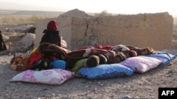 شماری از کودکان که خانۀ شان در اثر زلزله روز شنبه هرات ویران شده در بیرون از خانه در زیر کمپل خوابیده اند. 