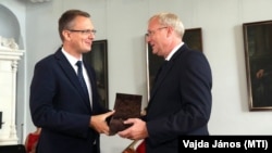 Rétvári Bence államtitkár a Rákóczi-lánc nevű állami kitüntetést nyújtja át Révész Jánosnak, a miskolci kórház vezetőjének Miskolcon 2021. augusztus 19-én