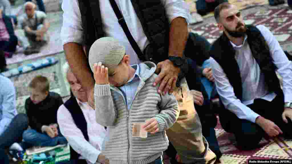 Боснийский мальчик во время праздничной молитвы в мечети Гази Хусрев-бег