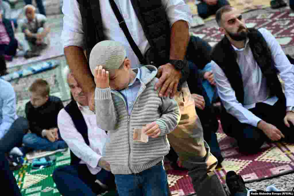 Dječak u Begovoj džamiji s &quot;bajramlukom&quot;. Običaj je na Bajram darovati djecu novcem ili poklonima.&nbsp;
