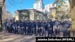 Oficerët e Policisë së Shqipërisë duke e ruajtur hyrjen e ndërtesës së Kuvendit shqiptar gjatë mbledhjes së Këshillit të Mandateve ku po votohej për heqjen e imunitetit parlamentar për ish-kryeministrin Sali Berisha.