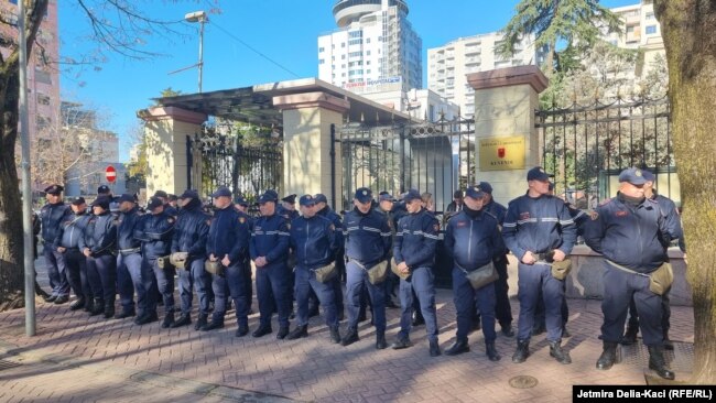 Oficerët e Policisë së Shqipërisë duke e ruajtur hyrjen e ndërtesës së Kuvendit shqiptar gjatë mbledhjes së Këshillit të Mandateve ku po votohej për heqjen e imunitetit parlamentar për ish-kryeministrin Sali Berisha.