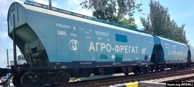 Një transportues gruri në portin Feodosia të Krimesë mban emrin e kompanisë ruse Agro-Fregat, qershor 2023.