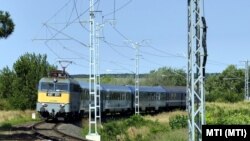 InterCity (IC) kocsikat is tartalmazó expressz vonatszerelvény tart Balatonfüredről a Déli pályaudvarra tart a villamosított vasútpályán 2021. augusztus 9-én