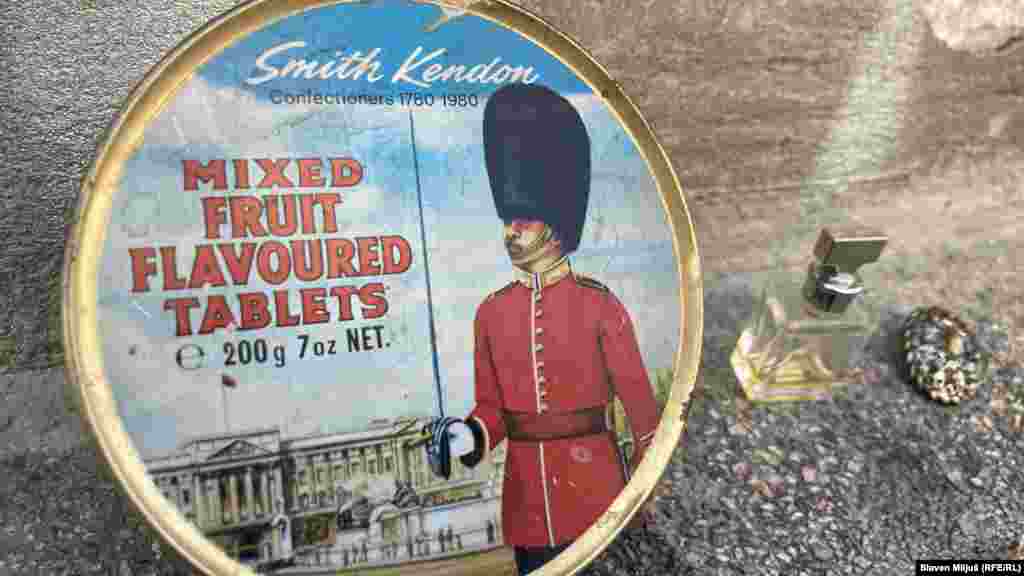 Pojedini medijski napisi spekulišu da se na ovom zidu ostavljaju uspomene na bivše ljubavi po uzoru na Muzej prekinutih veza koji je osnovan u Zagrebu 2006. godine. Zagrebačkom muzeju građani širom sveta doniraju predmete koji ih podsećaju na propale emotivne veze. &nbsp;