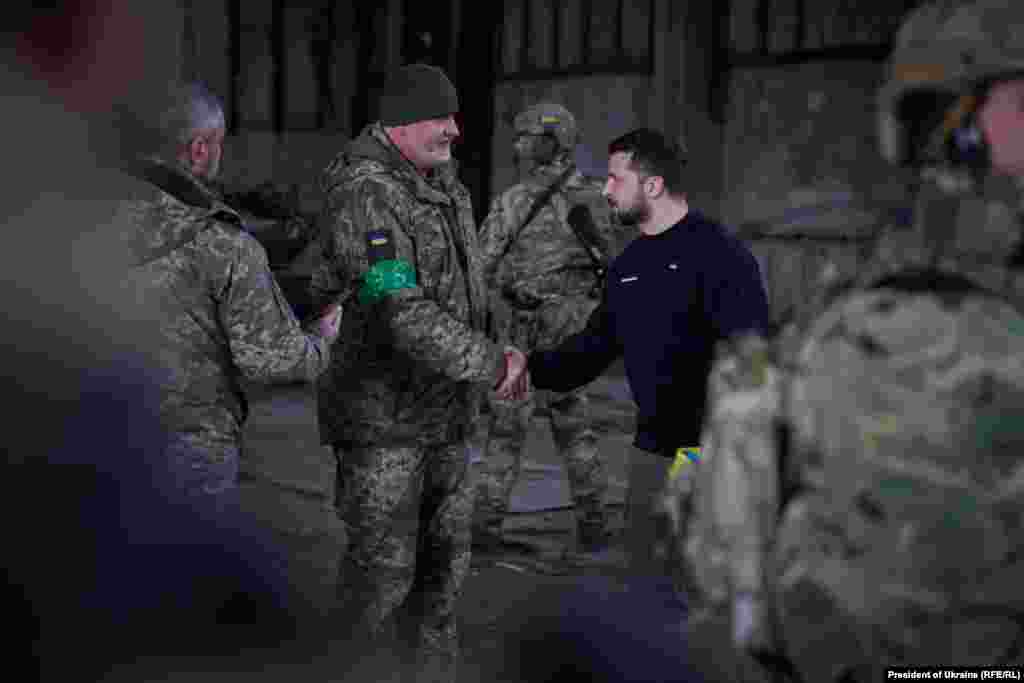 22 марта обороняющийся Бахмут посетил президент Украины Владимир Зеленский