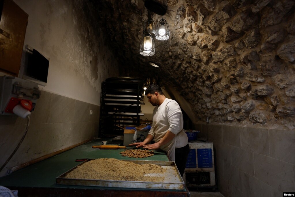 Një palestinez duke përgatitur ëmbëlsira për Ramazan,në një dyqan palestinez në Hebron, në Bregun Perëndimor të pushtuar nga Izraeli.