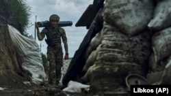 Ілюстраційне фото. Український солдат в окопі біля Бахмута, 22 травня 2023 року