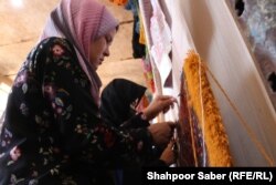 تعدادی از زنان قالین باف در هرات