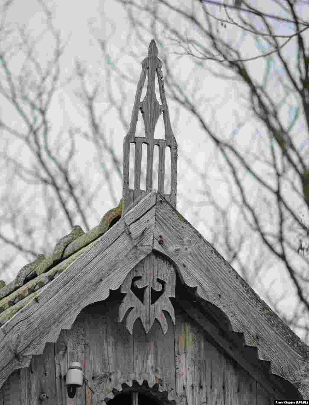Anatolivetch says houses were built by teams who, during the construction process, placed a simple wooden cross on the gable to bless the project. Once the house was complete, a more elaborate &quot;spear&quot; carved by a local craftsman took the place of the cross.