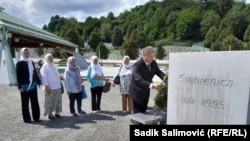 Specijalni američki izaslanik za Zapadni Balkan Gabriel Escobar odao je počat žrtvama genocida u Srebrenici, Memorijalni centar Potočari, 29. augusta 2023.