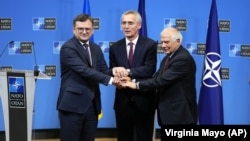 Dmitro Kuleba ukrán külügyminiszter (b), Jens Stoltenberg NATO-főtitkár és Josep Borrell, az Európai Unió külpolitikai főképviselője Brüsszelben 2023. február 21-én