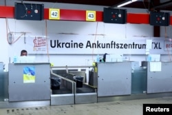 Українців, які прибувають до Німеччини, спершу розміщують у таборі біженців, у тому числі українців, у колишньому аеропорту Тегель у Берліні