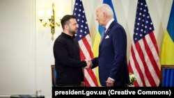 Президент Украины Владимир Зеленский и президент США Джо Байден (справа). Париж, 7 июня 2024 года