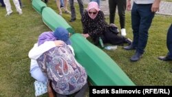 Porodice se opraštaju od svojih najmilijih koji će 11. jula biti sahranjeni Memorijalni centar Srebrenica - Potočari, 10. juli 2023.