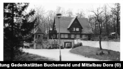 Снимка, направена след освободжаването на лагера. Според оригиналния надпис към нея тя показва личния дом на коменданта на лагера - "Haus Buchenwald". Авторът на изображението твърди, че в тази сграда са намерени два или три абажура, направени от човешка кожа.