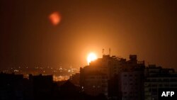 Dim i plamen se dižu nad gradom nakon izraelskih vazdušnih napada na Gazu, 5. juli