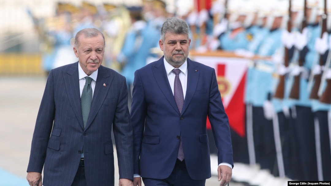 În timpul vizitei sale la Ankara, premierul Ciolacu a spus despre președintele turc Erdogan că este „un lider cu viziune”. În ultimii ani, viziunea lui Erdogan s-a manifestat prin limitarea libertății de expresie și impunerea unui sistem din ce în ce mai religios.
