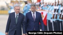 În timpul vizitei sale la Ankara, premierul Ciolacu a spus despre președintele turc Erdogan că este „un lider cu viziune”. În ultimii ani, viziunea lui Erdogan s-a manifestat prin limitarea libertății de expresie și impunerea unui sistem din ce în ce mai religios.