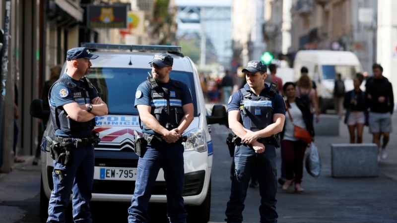 Франција ќе распореди 30 000 полицајци на изборите в недела