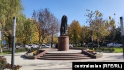 Памятник Батыру Закирову в Ташкенте.