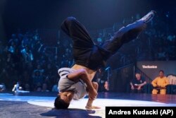 Victor Montalvo, din Spania, alias B-boy Victor, campionul mondial en-titre, în timpul unei competiții din 2022. Va fi și el în proba olimpică programată în 10 august.