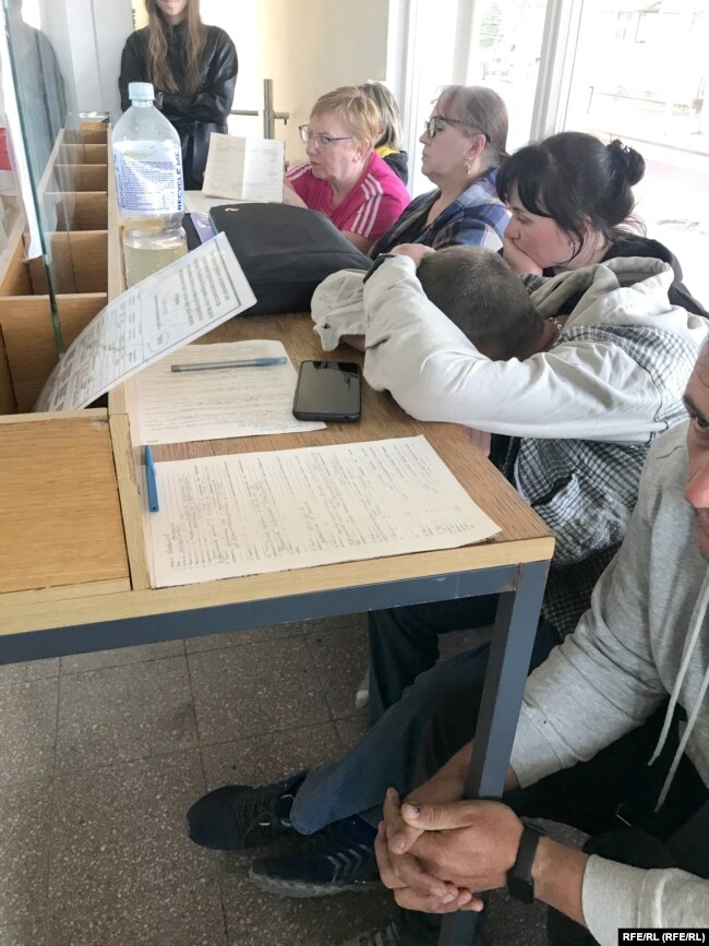 Njerëzit duke plotësuar formularët brenda postës kufitare ruse.