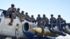 Пілоти Повітряних сил ЗСУ позують для фото, сидячи на штурмовику Су-25, на своїй базі на сході України, травень 2023 року
