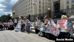 Жени протестират за връщането на техни съпрузи и синове от фронта в Украйна пред Министерството на отбраната в Москва през юни 2024 г.