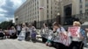 Жёны мобилизованных на акции у здания Минобороны РФ в Москве 3 июля 2024 года