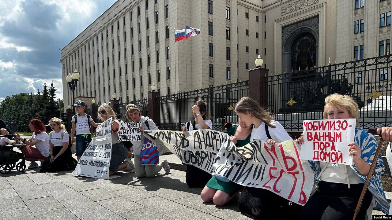 В Москве жены и матери мобилизованных требуют встречи с министром обороны  РФ. Читайте на UKR.NET