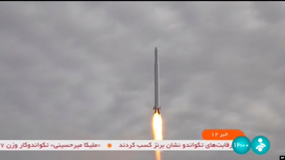 صحنه پرتاب ماهواره‌بر «قاصد» که از تلویزیون جمهوری اسلامی پخش شد