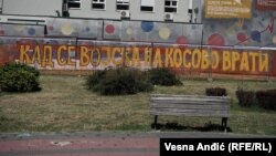 U Beogradu i drugim gradovima Srbije od kraja jula iscrtano je više ovakvih grafita na kojima piše 'Kad se vojska na Kosovo vrati'. Foto: grafit u Beogradu, juli 2023.

