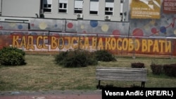 Grafit "Kad se vojska na Kosovo vrati" na Trgu Slavija, jul 2023. godine