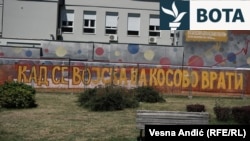 Grafiti "Kur ushtria të kthehet në Kosovë" që gjendet në qendër të Beogradit. 28 korrik 2023. 