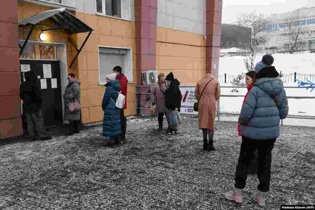 Ljudi čekaju u redu da glasaju na biralištu u gradu Južno-Sahalinsk na Sahalinskim ostrvima na ruskom Dalekom istoku. Prvi koji su glasali su bili stanovnici Kamčatke gde su birališta otvorena u četvrtak uveče po centralnoevropskom vremenu.