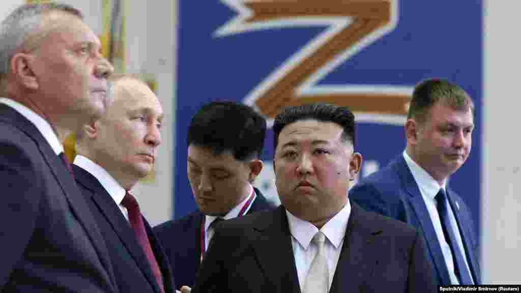 Presidenti rus, Vladimir Putin, dhe udhëheqësi i Koresë së Veriut, Kim Jong Un, duke vizituar objektin&nbsp;raketahedhës në Siberi,&nbsp;Vostochny, në Lindjen e Largët të Rusisë më 13 shtator. Takimi u zhvillua teksa pushtimi rus i Ukrainës po vazhdon, si dhe një muaj pasi Kimi u bëri thirrje prodhuesve të armëve të vendit të tij që të &quot;rrisin në mënyrë dramatike&quot; prodhimin.