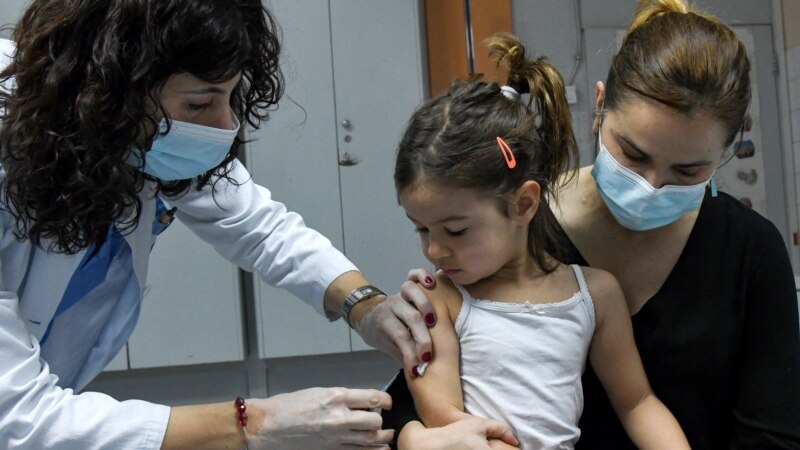Alertă medicală în Europa și SUA. Părinții își vaccinează mai rar copiii împotriva rujeolei