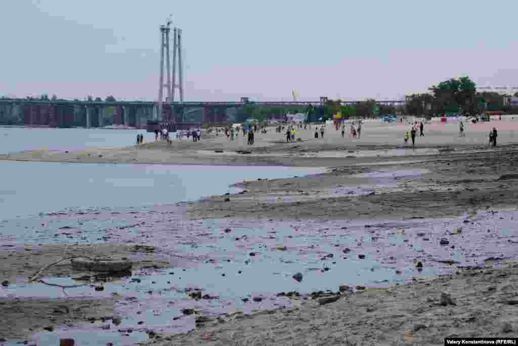 Помітне зниження води і на Центральному пляжі міста