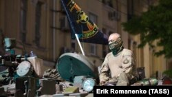 یکی از افراد گروه واگنر سوار بر یک تانک در شهر رستوف روسیه 