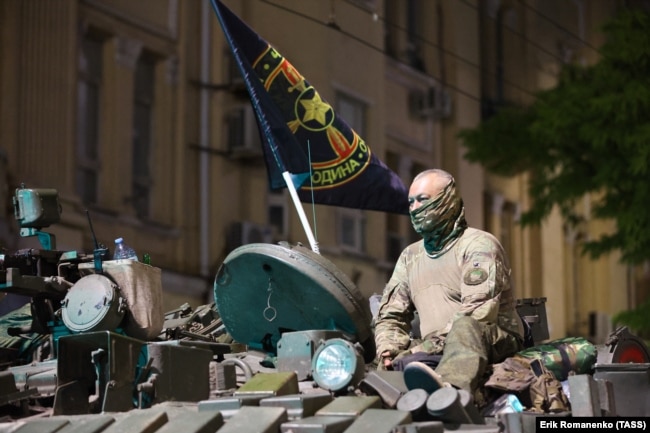 Боєць ПВК «Вагнер» біля будівлі Південного військового округу. Росія, Ростов-на-Дону, червень 2023 року