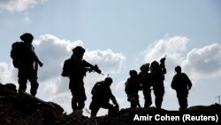 Militari israelieni în alertă, în orașul sudic Așkelon, în apropierea Fâșiei Gaza, Israel, 10 octombrie 2023.