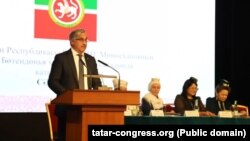 Васил Шәйхразиев Дөнья татар хатын-кызлары корылтае утырышында чыгыш ясый, 24 апрель 2023