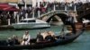 Olaszok tiltakoznak a velencei önkormányzat által kísérleti időre bevezetett regisztrációs és idegenforgalmi díj ellen Velencében 2024. április 25-én. A kevesebb turista kevesebb bevételt jelent, ez pedig sokaknak nem tetszik